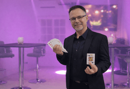 Close-up card magic